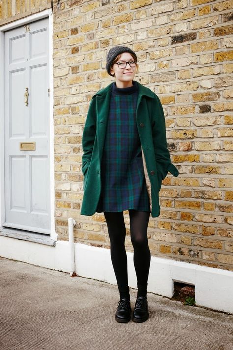 Estilo Hipster, Pretty Fly, Outfit Vintage, Coat Outfit, Retro Glasses, Tartan Dress, Green Coat, Moda Vintage, Inspired Outfits