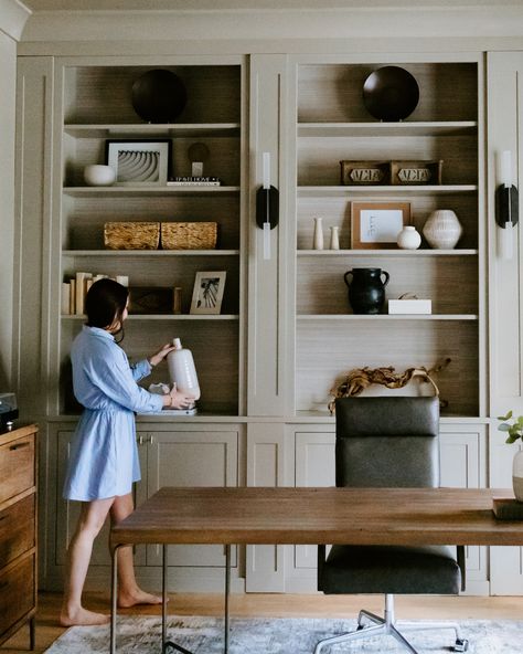 Taupe Office Built Ins, Magnolia Interior Design, Moody Study, Books Shelves, Moody Office, Guest Bedroom Inspiration, Office Built Ins, Moody Aesthetic, Desk Area