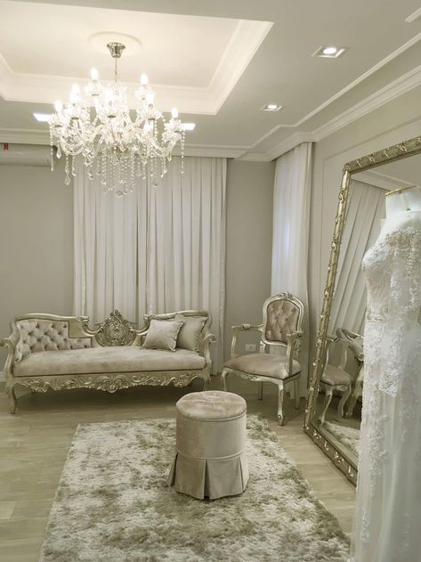 Studio Makeup Ideas, Interior Design Makeup Studio, Bridal Makeup Studio Interior, Bridal Room Decorations, Make Up Studio Interior, Makeup Studio Interior, Bridal Suite Room, Bridal Shop Interior, Marriage Room