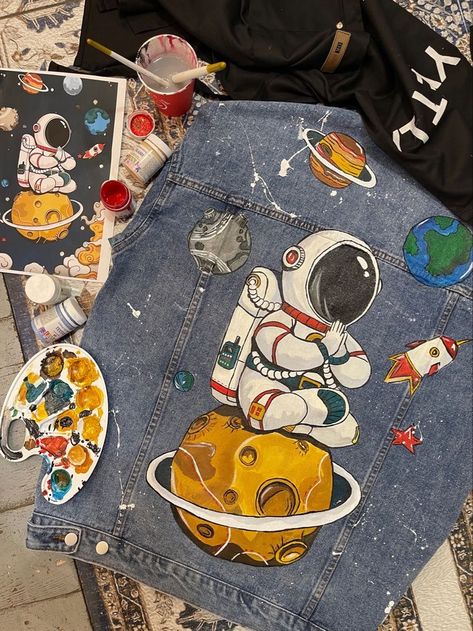 Jean Jacket Diy, Custom Jeans Diy, Koi Fish Painting, Jeans Oversize, Fabric Paint Shirt, Customised Denim Jacket, Custom Jean, Oversize Jacket, Diy Denim Jacket