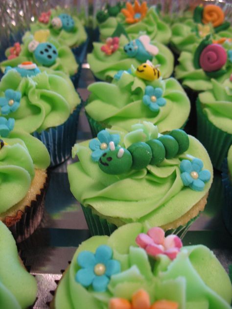 Garden Cupcakes | Flickr - Photo Sharing! Cupcakes Flores, Garden Cupcakes, Buttercream Frosting For Cupcakes, Bug Hunt, Spring Cupcakes, Pastel Cupcakes, Mini Torte, Bugs Life, Kid Cupcakes