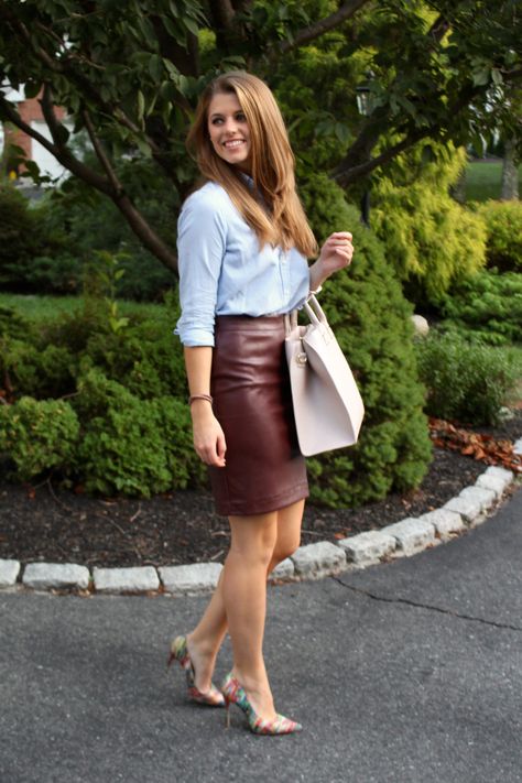 street style | leather skirt Leather Skirts Outfit, Style Leather Skirt, Leather Street Style, Brown Leather Skirt, Faux Leather Midi Skirt, Faux Leather Pencil Skirt, Cute Work Outfits, Office Casual Outfit, Faux Leather Mini Skirt