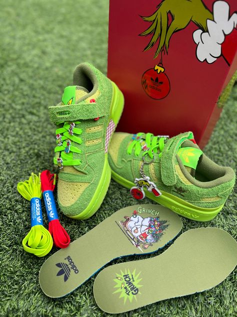 Grinch Shoes, Outfit Adidas, Outfit Sneakers, Unusual Clothes, Custom Shoes Diy, Trendy Shoes Sneakers, Swag Outfits Men, Fresh Shoes, Sneakers Adidas