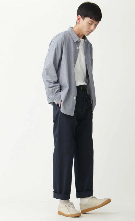 Men Ankle Pants Outfit, Uniqlo Men Style, Minimal Outfits Men, Japanese Work Wear, Losse Outfits, Office Outfits Men Young Professional, Japanese Minimalist Fashion Men, Muji Outfit, Minimal Fashion Men