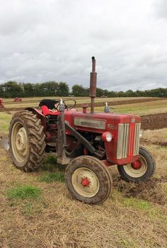 McCormick International Painting Rusty Metal, British Farm, Tractor Plow, Farm Vehicles, Tractor Photos, International Harvester Tractors, Tractor Pictures, Big Farm, International Tractors