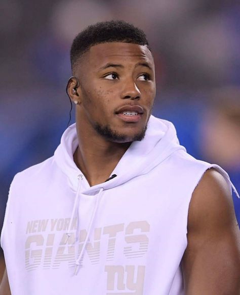 Saquon Barkley Aesthetic, Saquon Barkley Eagles, Baddie Photos, Obj Football, Cold Pics, Black Football Players, Football Beer, Saquon Barkley, Black Kings