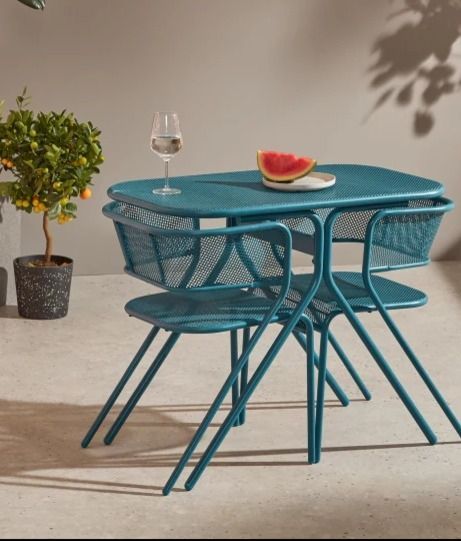 Du mobilier de jardin compact adapté pour l'aménagement d'un petit balcon Compact Balcony Furniture, Cafe Plan, Compact Garden, Industrial Style Furniture, Terrace Garden Design, Woven Furniture, Door Design Modern, Balcony Furniture, Aluminum Furniture