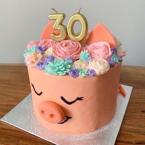 Pink Pig Cake, Piglet Birthday Cake, Piglet Birthday, Piggy Cake, Pig Birthday Cakes, Barnyard Birthday Party, Cake With Flowers, Pig Birthday Party, Pig Cake