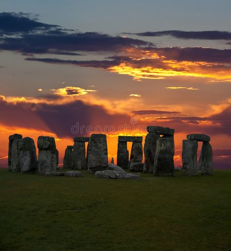 Stonehenge England, Sunrise Background, Standing Stone, England And Scotland, Ancient Aliens, Stonehenge, Magical Places, Places Around The World, Timeline Photos