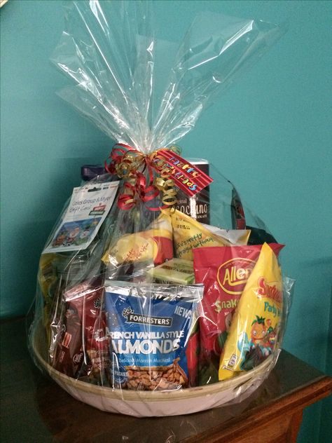 Snacks Basket, Snack Gift Baskets, Snack Basket, Drinks And Snacks, Pretty Gift Wrapping Ideas, Homemade Gift Baskets, Grocery Basket, Chocolate Gifts Basket, Semi Homemade