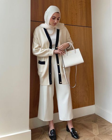 Modest Work Outfits, Sandal Tali, Indie Vibes, Mode Hijabi, Look Adidas, Estilo Indie, Muslim Outfits Casual, Hijab Style Casual, Winter Fashion Outfits Casual