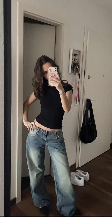 Tube Top And Baggy Jeans, Simple Streetwear Outfit Ideas, Grey Tube Top Outfit, Baggy Pants Small Top, Tight Top Baggy Pants Outfit, Black Tank Outfit, Tube Top And Jeans, Grey Tube Top, Simple Streetwear