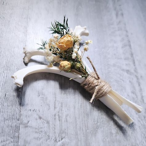 The bone bouquets went down so well yesterday I put together another 2, these are slightly smaller with yellow roses. Only 2 available on my etsy 🖤 If you ever fancy a nosey at my shop, please use link in my bio, share and save option through etsy link really helps my small business with etsy fees 🖤 much love 🙏 #bones#bouquets#roses#taxidermy#curio#oddity#homedecor#witchy#cottagecore#goblincore Animal Skull Decor, Oddities Decor, Rose Bundle, Witchy Cottagecore, Taxidermy Decor, Sheep Skull, Dark Wedding Theme, Roses Only, Rib Bones