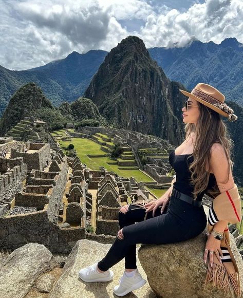 Machi Pichu, Machu Picchu Outfit, Greece Vacation Outfit, Machu Pichu Peru, Inca Empire, Machu Picchu Peru, Rainbow Mountain, Travel Pictures Poses, Greece Vacation