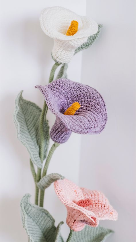 Free crochet pattern for calla lily flowers. Detailed instructions for beginners. Perfect for creating elegant and realistic flowers. Crochet Lily Pattern Free, Simple Crochet Flower, Lily Flower Pattern, Crochet Plants, Calla Lily Flower, Flower Board, Calla Lily Flowers, Crochet Market, Lily Pattern