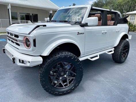 White 2 Door Bronco, White Bronco With Pink Accents, 2024 Bronco, Red Bronco, Cars For Teenagers, Bronco Black Diamond, White Bronco, Bronco Car, Bronco Ford