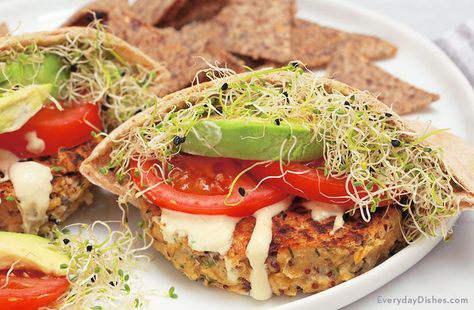 Protein, calcium, iron-rich AND it tastes amazing? These chickpea quinoa burgers in pita pockets are a comfort food dream come true! Quinoa Burger Recipe, Chickpea Quinoa, Quinoa Burger, Quinoa Burgers, Protein Recipe, Vegetarian Nutrition, Pita Pockets, Veggie Burgers, Low Carb Vegetarian