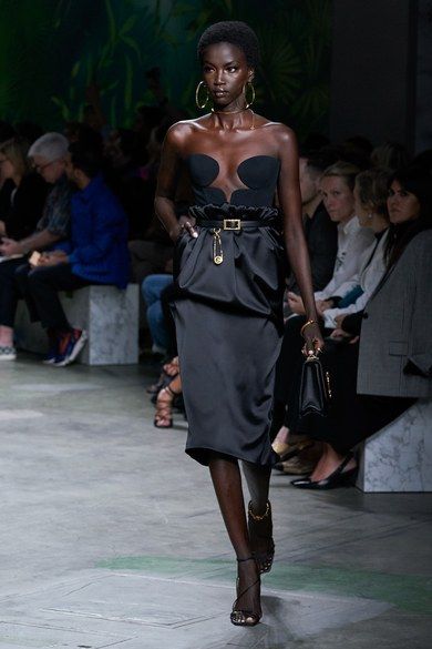 Versace Spring 2020 Ready-to-Wear collection, runway looks, beauty, models, and reviews. Anok Yai, Hood By Air, Versace Spring, Donatella Versace, Vogue Russia, Naomi Campbell, Fashion Show Collection, Fashion 2020, Vogue Paris