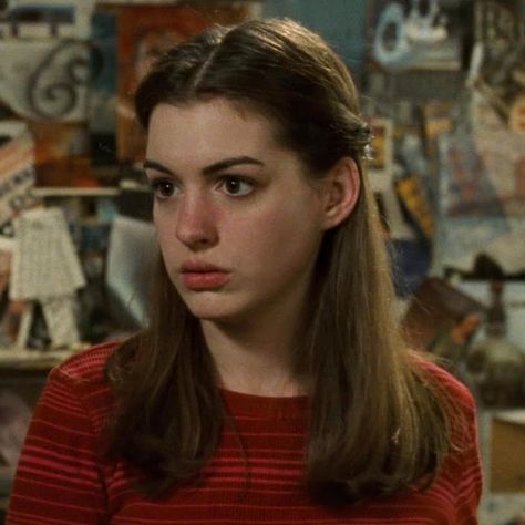 Anne Hathaway - Mia Thermopolis Anna Hathaway Young, Anne Hathaway Princess Diaries Outfits, Anne Hathaway Paparazzi, Mia Thermopolis Princess Diaries, Mia Thermopolis Hair, Mia Thermopolis Aesthetic, Young Anne Hathaway, Mia Princess Diaries, Anne Hathaway 90s