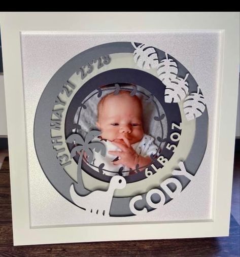 Cricut Baby Frame, Birth Announcement Shadow Box Cricut, Cricut Frame Ideas, Cricut Photo Frames, Cricut Nursery Projects, Baby Shower Cricut Ideas, Cricut Shadow Box Ideas, Cricut Frames, Birth Frame