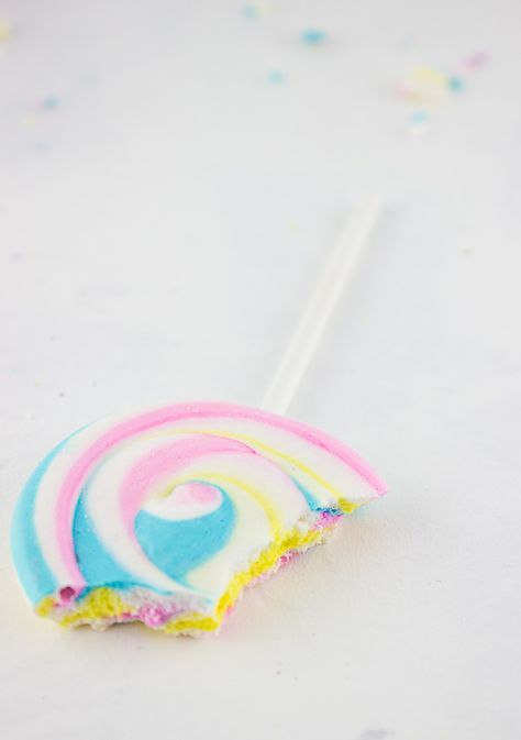 These beautiful pastel meringue lollipops couldn't be any sweeter or easier. A sure to please treat for kids and adults alike! | The Simple, Sweet Life Meringue Lollipops, Pastel Treats, Meringue Pops, Pastel Photography, Candyland Birthday, Lollipop Sticks, Love Cupcakes, Butterfly Party, Summer Snacks