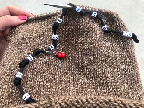 DIY ROW COUNTER — Raising Cubs in a Campground Diy Crochet Row Counter, Diy Row Counter Knitting, Stitch Counter, Diy Knit, Number Beads, Knitting Hacks, How To Make Salsa, Red Charm, My Place