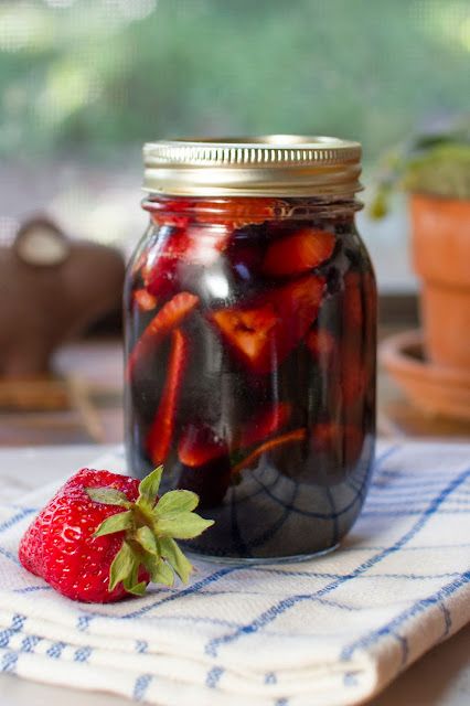 The Colors Of Indian Cooking: Yeah, You Can Pickle That! Summertime Pickled Strawberries. Pickled Strawberries, Pickle Onions, Pickled Items, Pickle Onions Recipe, Tooty Fruity, Pickled Foods, Friendsgiving Ideas, Preserving Recipes, Freezing Herbs