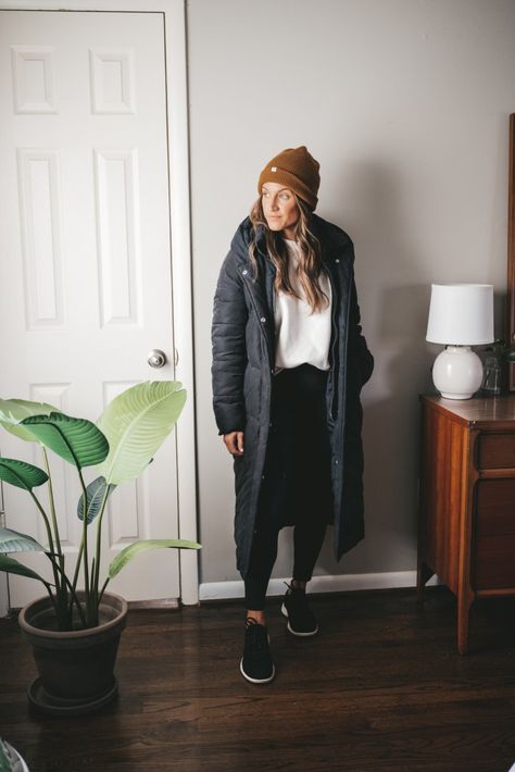 Fleece Outfit Women, Long Puffer Coat Outfit, Beanie Outfit Women, Puffer Coat Outfit, Puffer Outfit, Neutral Fall Outfits, Leggings Outfit Winter, Leggings Outfit Casual, Black Leggings Outfit