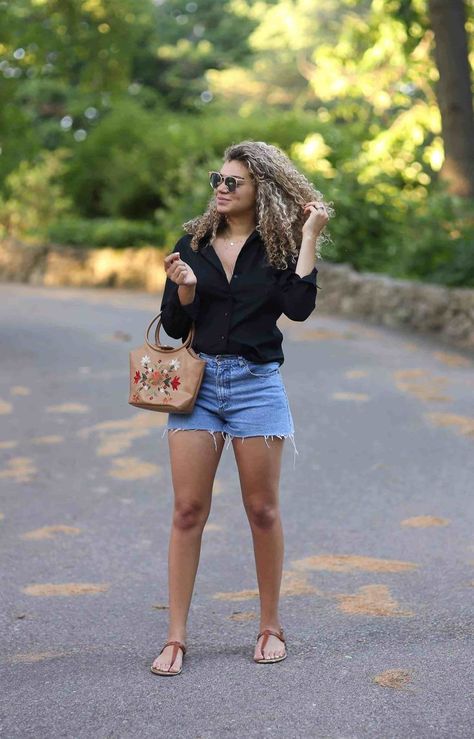 Denim Shorts Outfit Summer, Summer Outfits Curvy, Denim Shorts Outfit, Shorts Outfits Women, Summer Shorts Outfits, Easy Outfit, Outfit Formulas, Mode Casual, Mode Inspo