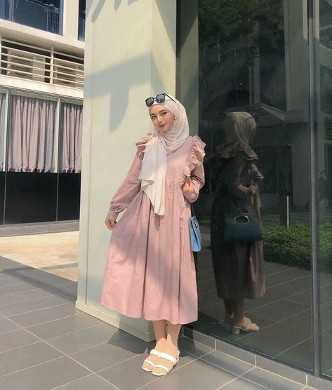 Ootd Midi Dress, Midi Dress Hijab, Tutorial Hijab Modern, Outfit Hijab Ideas, Hijab Ideas, Hijab Trends, Muslim Fashion Hijab Outfits, Muslim Fashion Hijab, Fashion Muslim