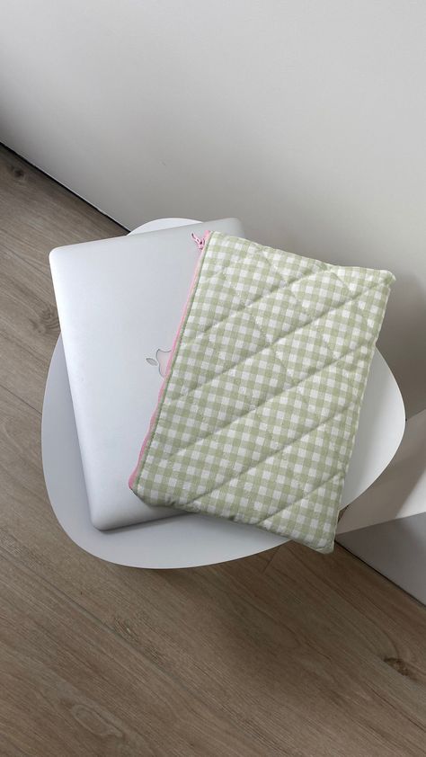 Write me the dimensions of your macbook/ipad and I will make you an individual case. 🧼 This laptop bag is not only stylish, but also practical. It is designed to be suitable for low-temperature hand washing, ensuring that your bag stays clean. The bag features a zipper to keep your belongings secure and an interior lining to protect them. Cute Macbook Case, Quilted Laptop Sleeve, Cute Macbook, Tas Vintage, Bag For Laptop, Quilted Pouch, Sewing Photography, Macbook Bag, Cute Laptop