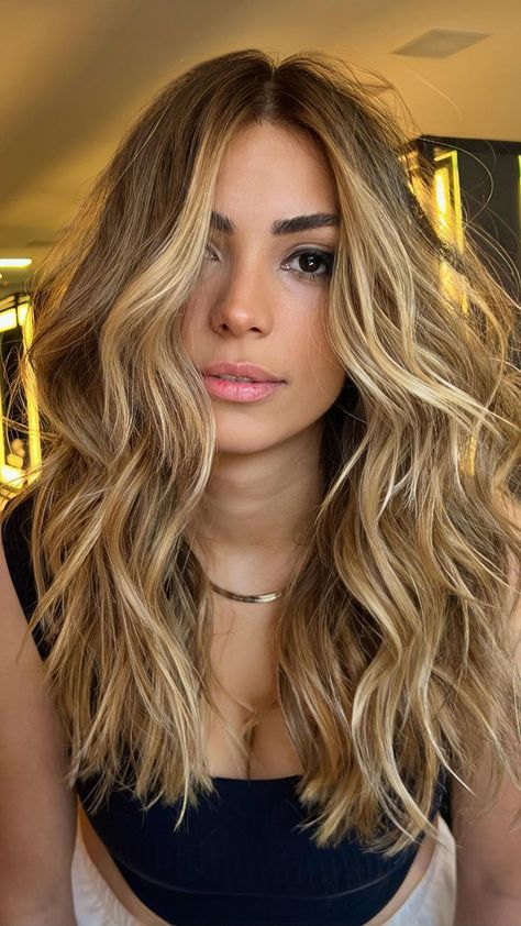 Blond Beach Hair, Dark Ombre Hair, Surfer Hair, Honey Brown Hair, Hair Color Caramel, Hair Color Light Brown, Blonde Hair Looks, Long Wavy Hair, Hair Color Balayage