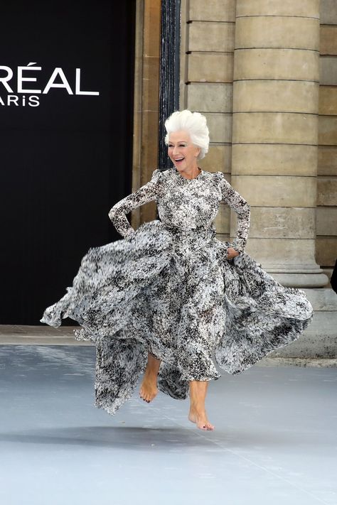 Helen Mirren Style, Pallet Patio, French Beauty, Summer Dresses For Wedding Guest, Back Porch Ideas, Summer Hairstyles For Medium Hair, Advanced Style, Helen Mirren, Elsa Peretti