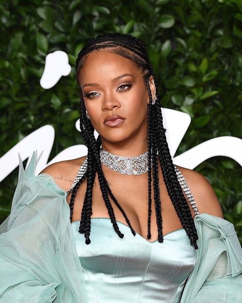 Rihanna on Instagram: “She’s the most beautiful woman ever 😫😍” Rihanna Fan, Rihanna Style, British Fashion Awards, Fulani Braids, Rihanna Fenty, Beach Landscape, Fenty Beauty, Rihanna, Hair Extensions