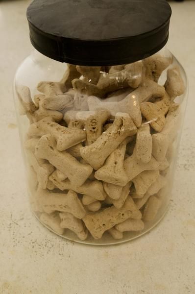 Homemade Dog Treats From Baby Food - made in the microwave Long Lasting Dog Treats, Dog Treats Homemade, Homemade Dog Cookies, Pets Stuff, Diy Dog Food, Dog Biscuits Homemade, Dog Biscuit Recipes, Peanut Butter Dog Treats, Diy Dog Treats