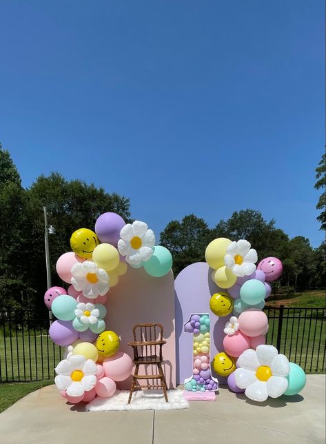 Daisy Balloon Decorations, Daisy Balloon Garland Backdrop, Daisy Birthday Balloons, Pink Daisy Balloon Arch, Daisy Baloon Decoration, Daisy Balloons, Smiley Daisy, Smiley Happy, Pool Birthday