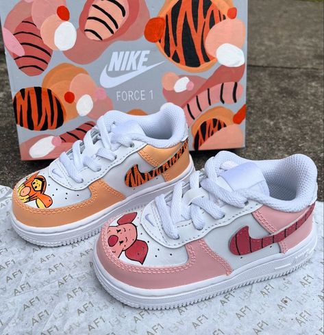 Piglet and Tigger hand painted custom air force!  Perfect for baby showers or birthdays! Best Shoes For Toddlers, Custom Baby Shoes, Custom Kids Clothes, Disney Sneakers, Nike Shoes Women Fashion, Custom Sneakers Diy, Custom Shoes Diy, Preppy Shoes