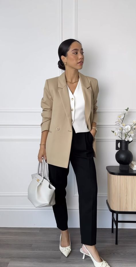 Office Boss Outfits Women, Neutral Business Casual Outfits, Dressy Work Outfits, Beige Blazer Outfits Women, Blazer Outfits Women, Professional Office Outfit, Stylish Office Wear, Business Dress Women, Look Office