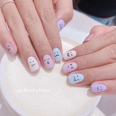 Nail Art Simple Minimalist, Emoji Nails Design, Minimal Nails Design, Minimal Nail Design, Quick Nail Art, Minimal Nails Art, Beauty Hacks Nails, Hello Nails, Hippie Nails