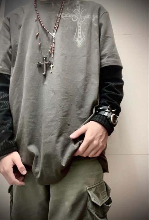 Male Inspo Aesthetic, Grunge Outfit Masculine, Grunge Y2k Male Outfits, Emo Grunge Outfits Male, Grudge Aesthetics Outfits Male, Grunge Emo Outfits Men, Deftones Boyfriend, Grunge Male Fashion, Male Clothes Y2k