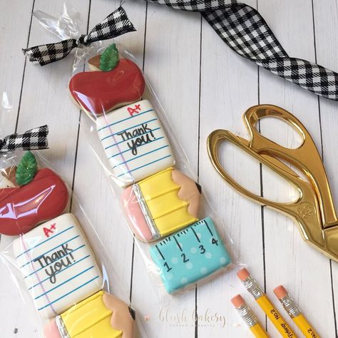 School Sugar Cookies, Teacher Cookies, Ideas For Cupcakes, School Cookies, Sugar Cookie Designs, Cute Ideas, Creative Cookies, Fancy Cookies, Mini Cookies