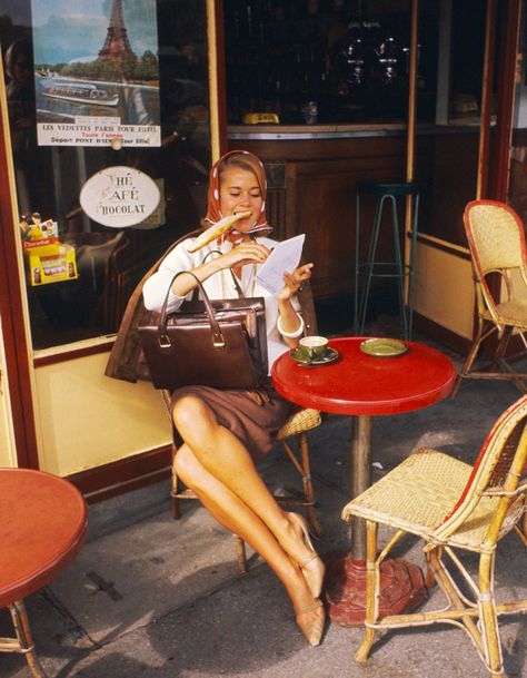 Swinging Sixties, Sixties Fashion, Paris Cafe, Jane Fonda, Italian Summer, Iconic Women, Photography Inspo, Louis Vuitton Bag Neverfull, Vintage Aesthetic