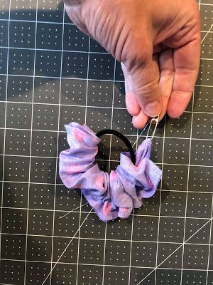 Create Kids Couture: DIY Hair Scrunchies How To Make A Hair Scrunchie, How To Make A Scrunchie With A Hair Tie, Sew Scrunchie, Hair Ties Tutorial, Create Kids Couture, How To Make Scrunchies, Hair Ties Diy, Diy Hair Scrunchies, Diy Sewing Tutorials