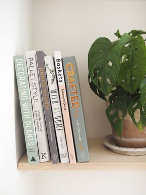 Book Styling Photography, Plant Book Aesthetic, Bookstagram Graphics, Book Photography Ideas Creative, Books Photography Ideas, Book Product Photography, Florist Photoshoot, Books Photoshoot, Plant Books