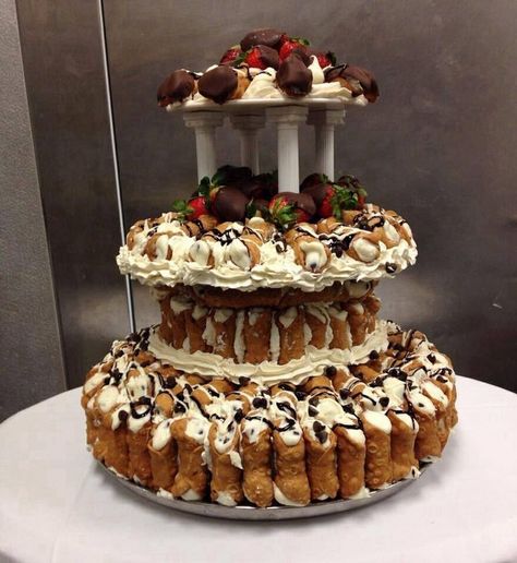 Cannoli Wedding Cake Cannoli Wedding, Cannoli Cake, Cannoli Filling, Italian Wedding Cakes, Wedding Cake Alternatives, Wedding Cake Recipe, Italian Desserts, Bakery Cakes, Cannoli