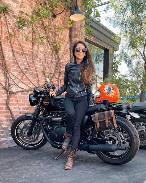 Motorbikes Women, Triumph T120, Social Media Specialist, Bandana Girl, Biker Photoshoot, Cafe Racer Girl, Paddock Girls, Moto Cafe, Digital Marketing Seo