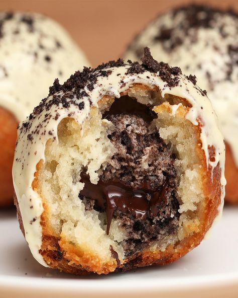 Cookies And Cream–Stuffed Doughnuts Proper Tasty, Thanksgiving Leftovers, Doughnut Recipe, Delicious Donuts, Dessert Lover, Donut Recipes, Cookies And Cream, Yummy Cookies, Chocolate Cookies