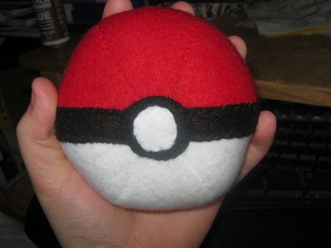 PokÃ©ball Plushie/Keyring Geek Baby, Pokemon Ball, Pokemon Pokemon, Craft Time, My Brother, Free Tutorial, Pin Cushions, Hand Sewn, Diy Ideas