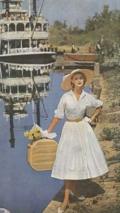 Disneyland, 1956 1950s Travel Fashion, Disneyland Frontierland, Decade Outfits, 1955 Fashion, Magazine Model, Disneyland Tickets, Patron Vintage, Fashion 50s, Vintage Fashion 1950s