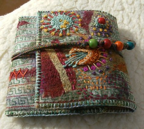 Sulaman Pita, Simple Wallet, Wool Embroidery, Felt Embroidery, Fabric Journals, Penny Rugs, Wool Projects, 자수 디자인, Fabric Book